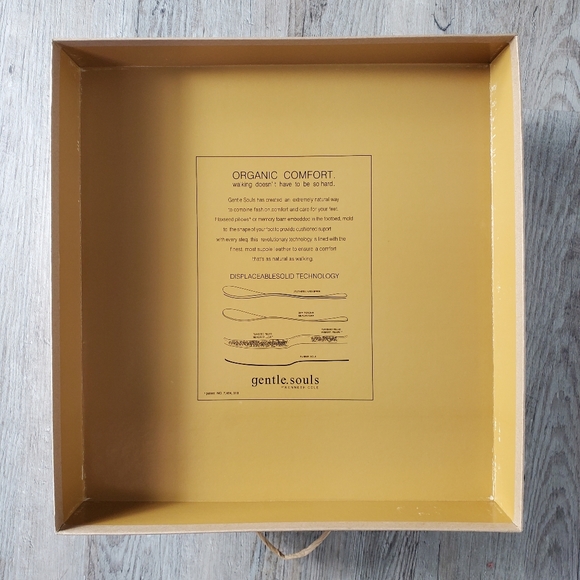 Kenneth Cole Women's Best Chelsea Bootie - Picture 8 of 9